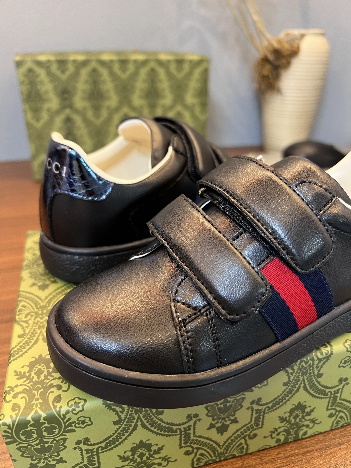 Children's shoes child